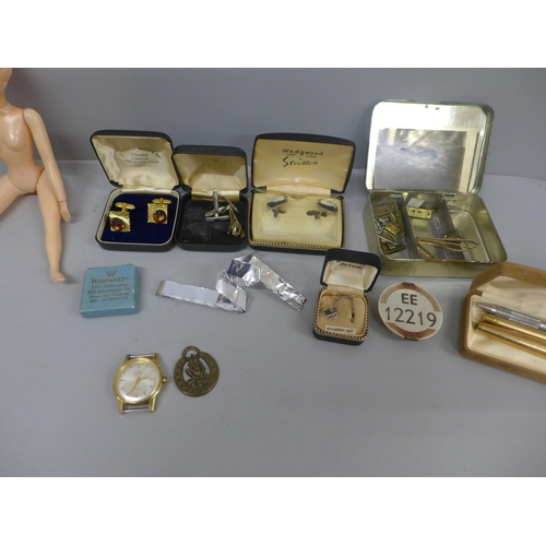 670 - A Scheaffer pen, one other pen and pencil, an Alliance wristwatch, cufflinks, etc.