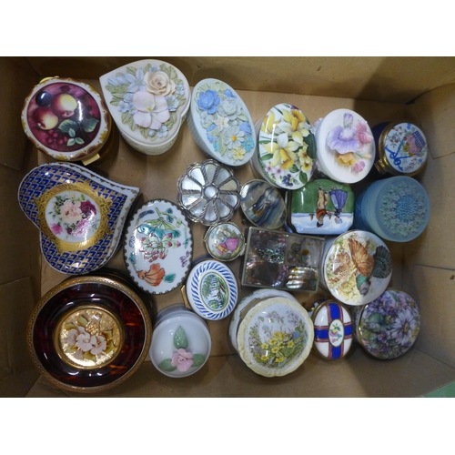 686 - Twenty-one trinket pots including Crummels