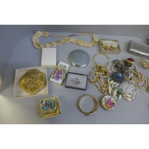 690 - Compacts, jewellery and trinket boxes