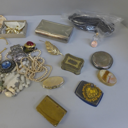 690 - Compacts, jewellery and trinket boxes