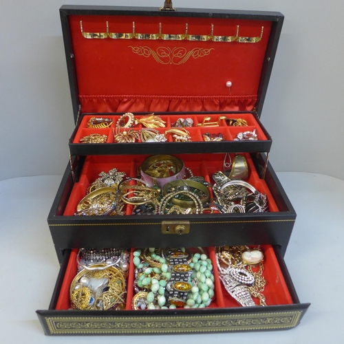 692 - A jewellery box and costume jewellery