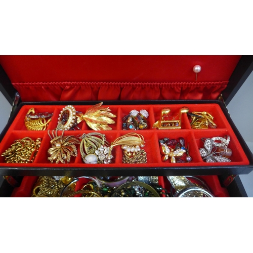 692 - A jewellery box and costume jewellery