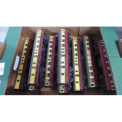 758 - Ten 00 gauge model rail carriages