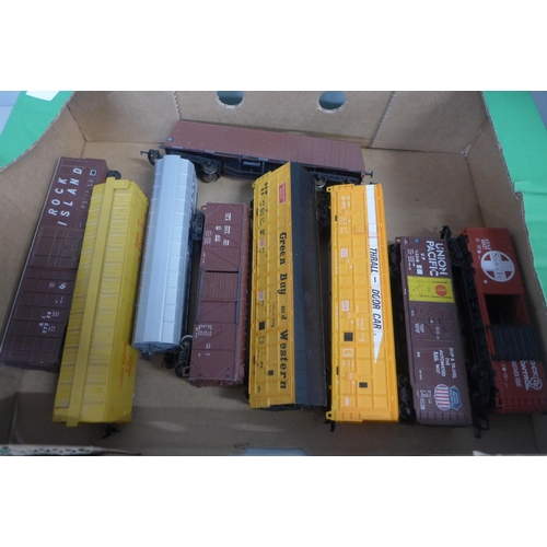 764 - Nine 00 gauge model rail carriages