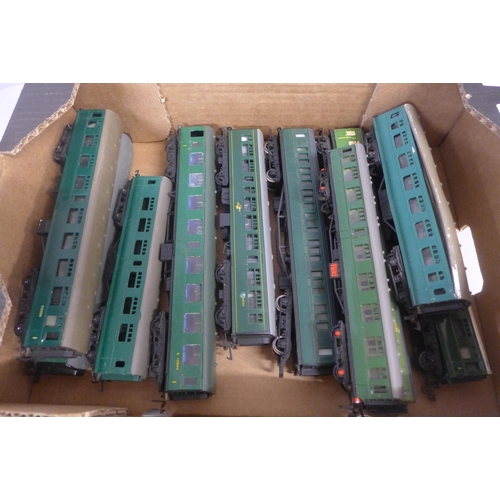 767 - Ten 00 gauge model rail carriages