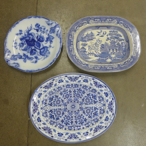 782 - A blue and white early stoneware Willow pattern meat platter with well, a/f, a Thomas Booth blue and... 