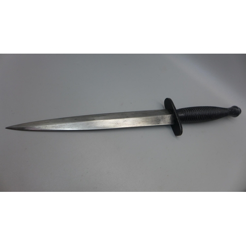 832 - A Commando dagger