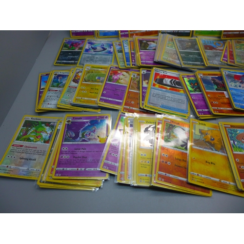 844 - 100 Holo and reverse holo Pokemon cards