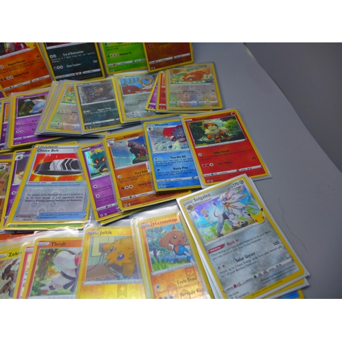 844 - 100 Holo and reverse holo Pokemon cards