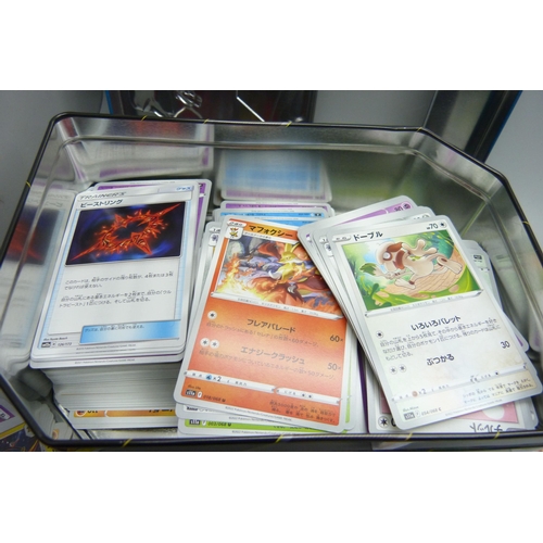 856 - A collector's tin with 500 Japanese Pokemon cards