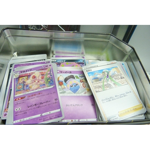 856 - A collector's tin with 500 Japanese Pokemon cards