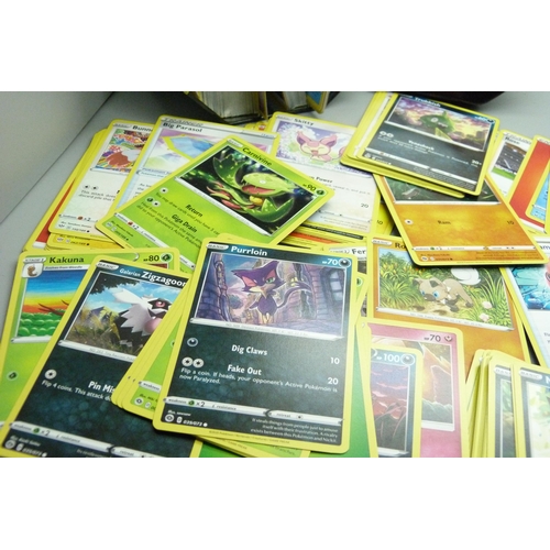 866 - Thirty holo/reverse holo and 300 common/uncommon/rare Pokemon cards in tin