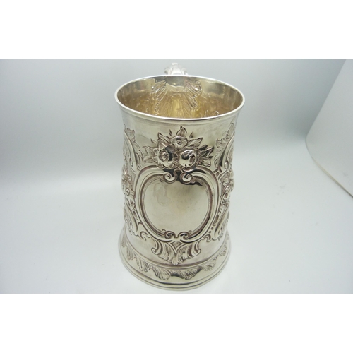 877 - A large George III silver mug, London 1782, Hester Bateman, 528g