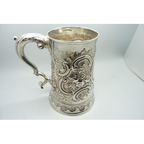 877 - A large George III silver mug, London 1782, Hester Bateman, 528g