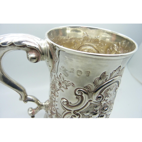 877 - A large George III silver mug, London 1782, Hester Bateman, 528g