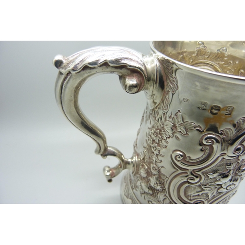 877 - A large George III silver mug, London 1782, Hester Bateman, 528g