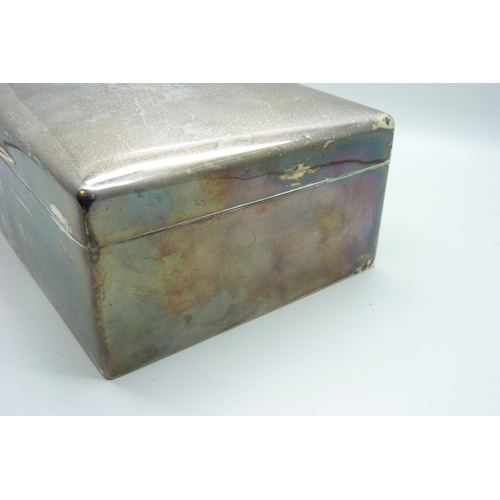 883 - A large silver cigar box, 1322g gross weight