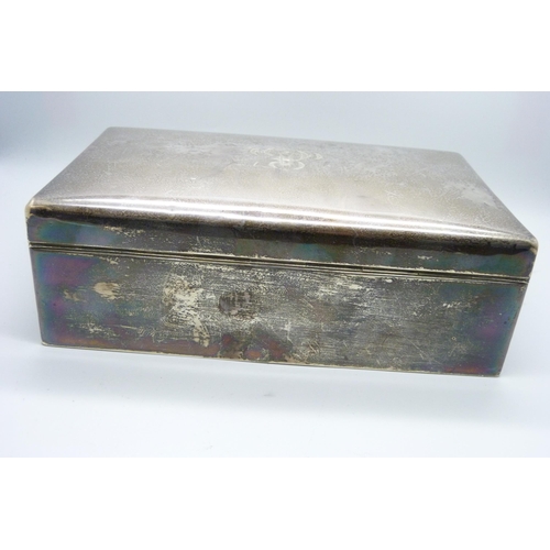 883 - A large silver cigar box, 1322g gross weight