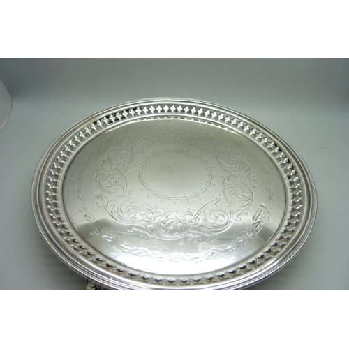 885 - A silver circular tray on three feet, 590g