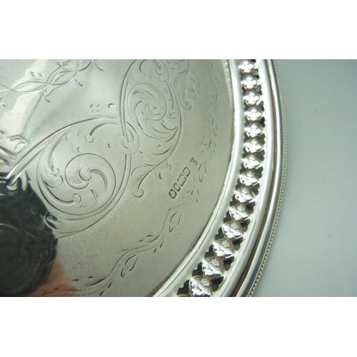 885 - A silver circular tray on three feet, 590g