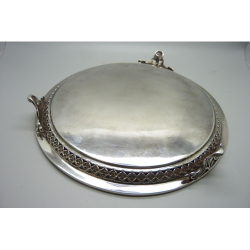 885 - A silver circular tray on three feet, 590g