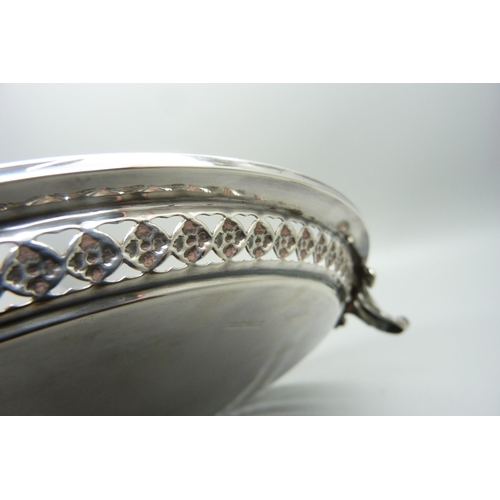 885 - A silver circular tray on three feet, 590g