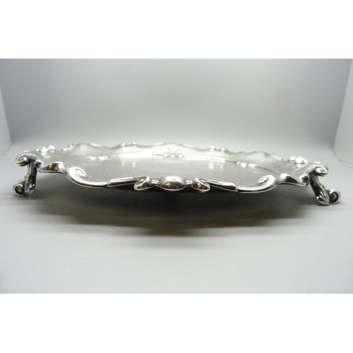 889 - A silver circular tray on three feet, 477g