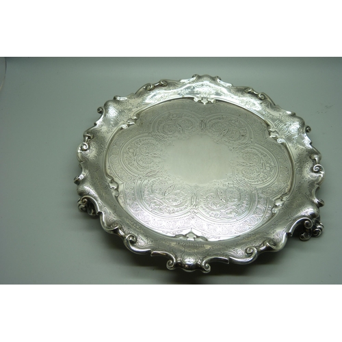 889 - A silver circular tray on three feet, 477g