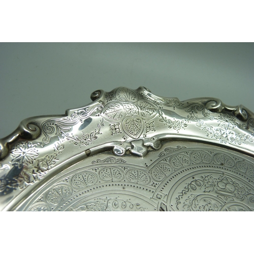 889 - A silver circular tray on three feet, 477g