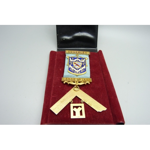 902 - A 9ct gold Masonic medallion, bottom hallmarked section 15.5g