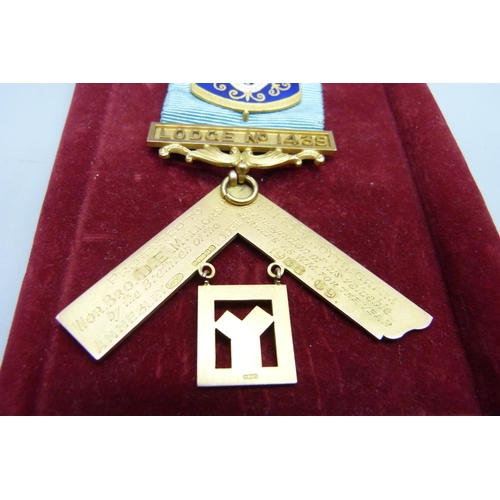 902 - A 9ct gold Masonic medallion, bottom hallmarked section 15.5g