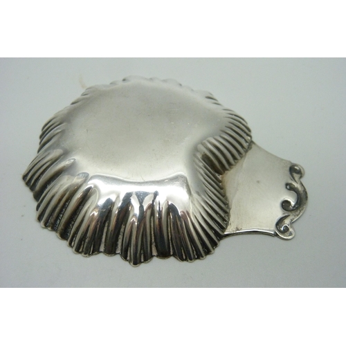 909 - A silver shell dish, 35g