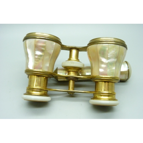 911 - A pair of mother of pearl opera glasses with handle