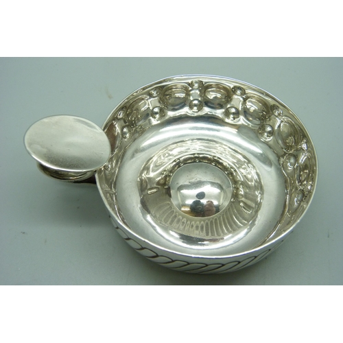 912 - A white metal ashtray, 111g