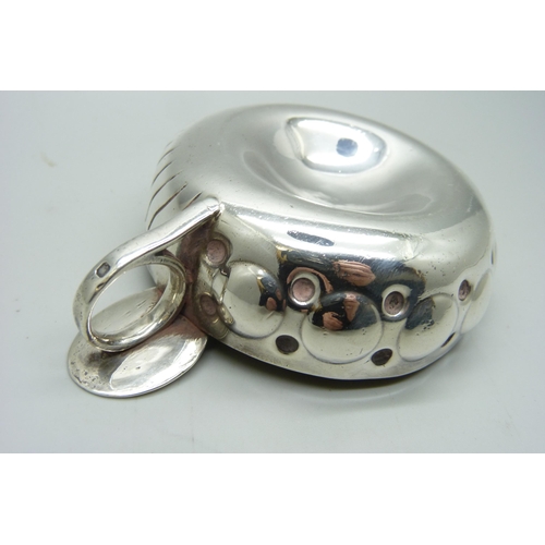 912 - A white metal ashtray, 111g