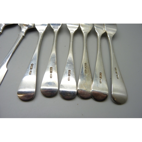 918 - A silver serving spoon, six silver tablespoons and six silver forks, 693g