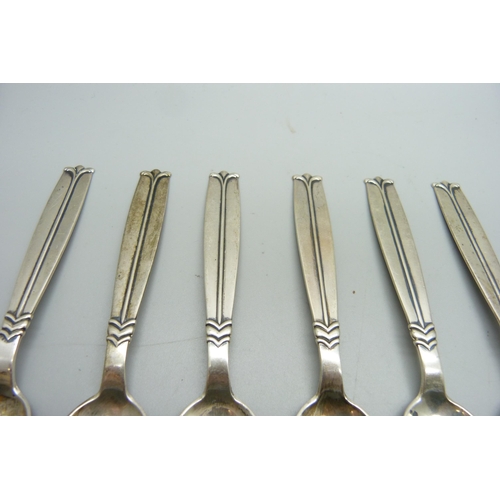 919 - Six Art Nouveau style silver spoons, 89g