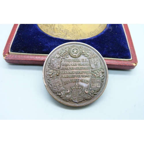 927 - A cased commemorative medal, Queen Consort 1902 and a Queen Victoria bronze Golden Jubilee coin