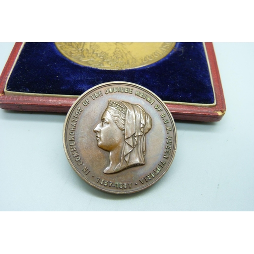 927 - A cased commemorative medal, Queen Consort 1902 and a Queen Victoria bronze Golden Jubilee coin