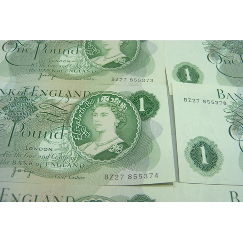 928 - A collection of ten 1970s £1 banknotes, in sequential order