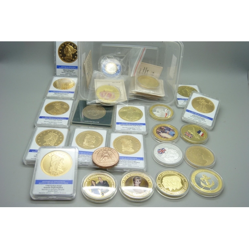 930 - A quantity of commemorative coins including gold plated US replicas