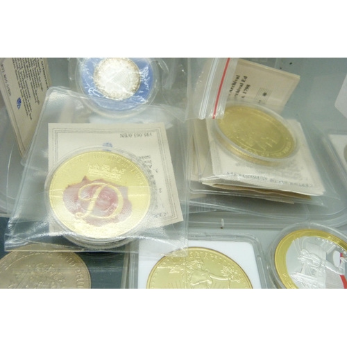 930 - A quantity of commemorative coins including gold plated US replicas