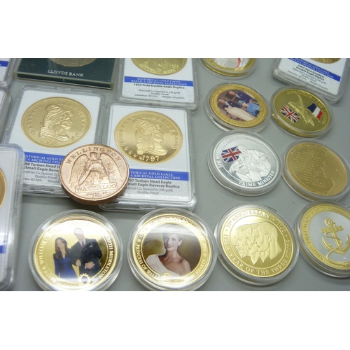 930 - A quantity of commemorative coins including gold plated US replicas