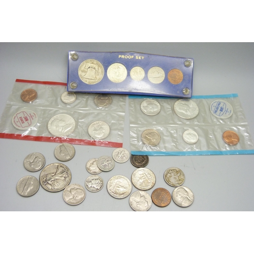 943 - A collection of US coins, including three mint sets