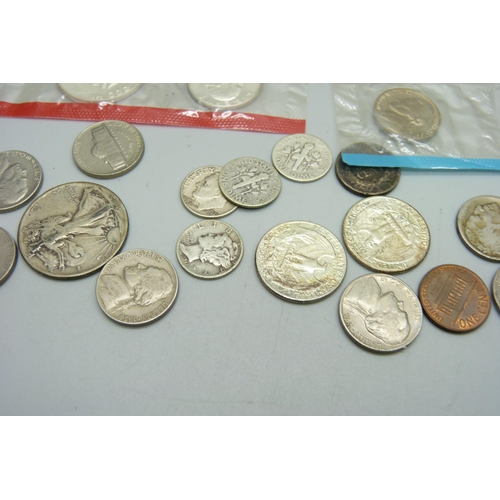 943 - A collection of US coins, including three mint sets