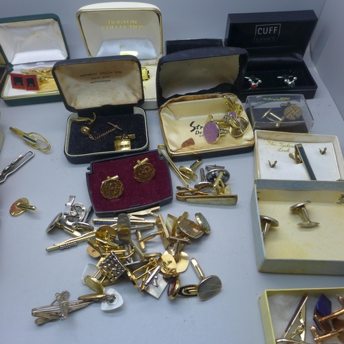 952 - Assorted cufflinks and tie pins, mostly boxed