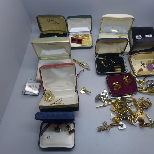 952 - Assorted cufflinks and tie pins, mostly boxed