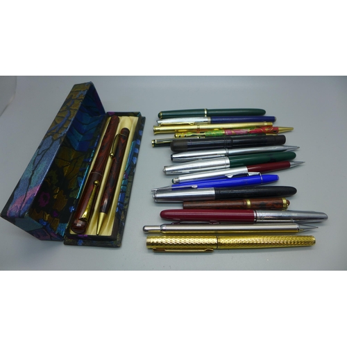 962 - A collection of pens including a Conway Stewart Dinky with 14ct gold nib