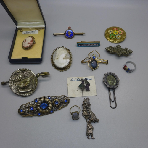 963 - A collection of vintage jewellery, mainly brooches