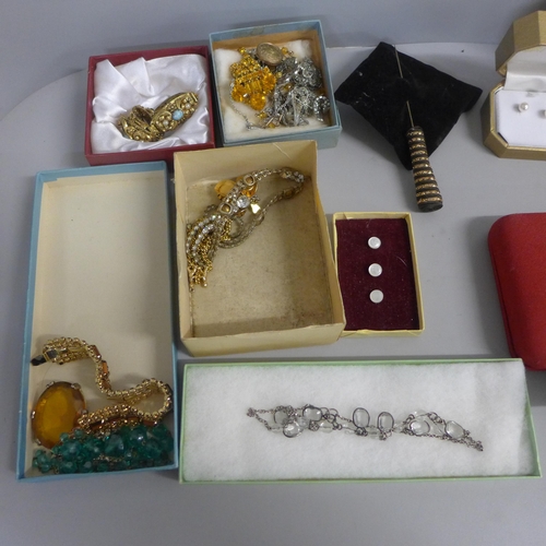 976 - Vintage costume jewellery